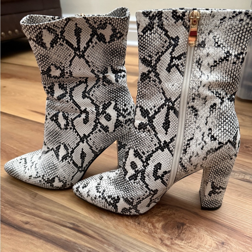 Chic Snakeskin Patterned Heeled Boots